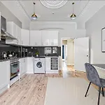 2Br Flat In The Heart Of South Kensington